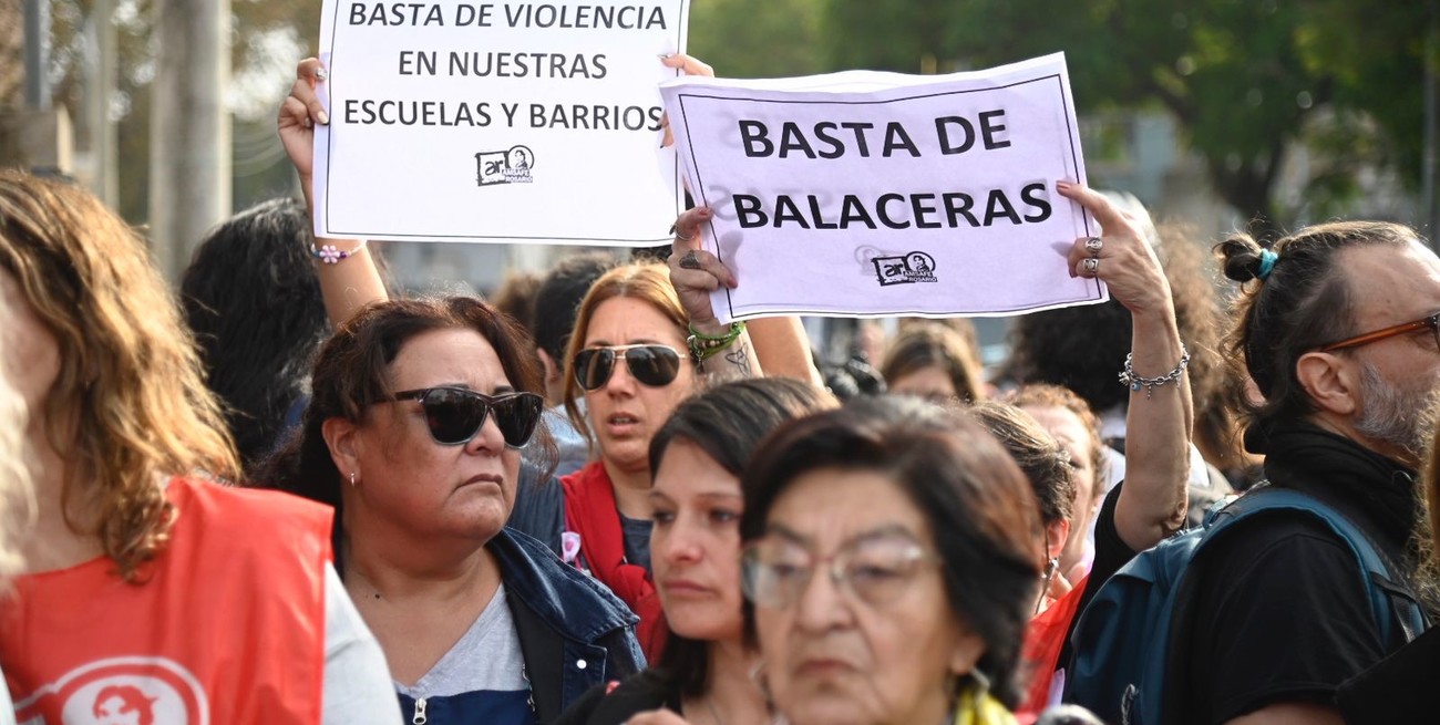 Se realizaron concentraciones de docentes y padres en Rosario por las balaceras y la violencia. Crédito: Agencia