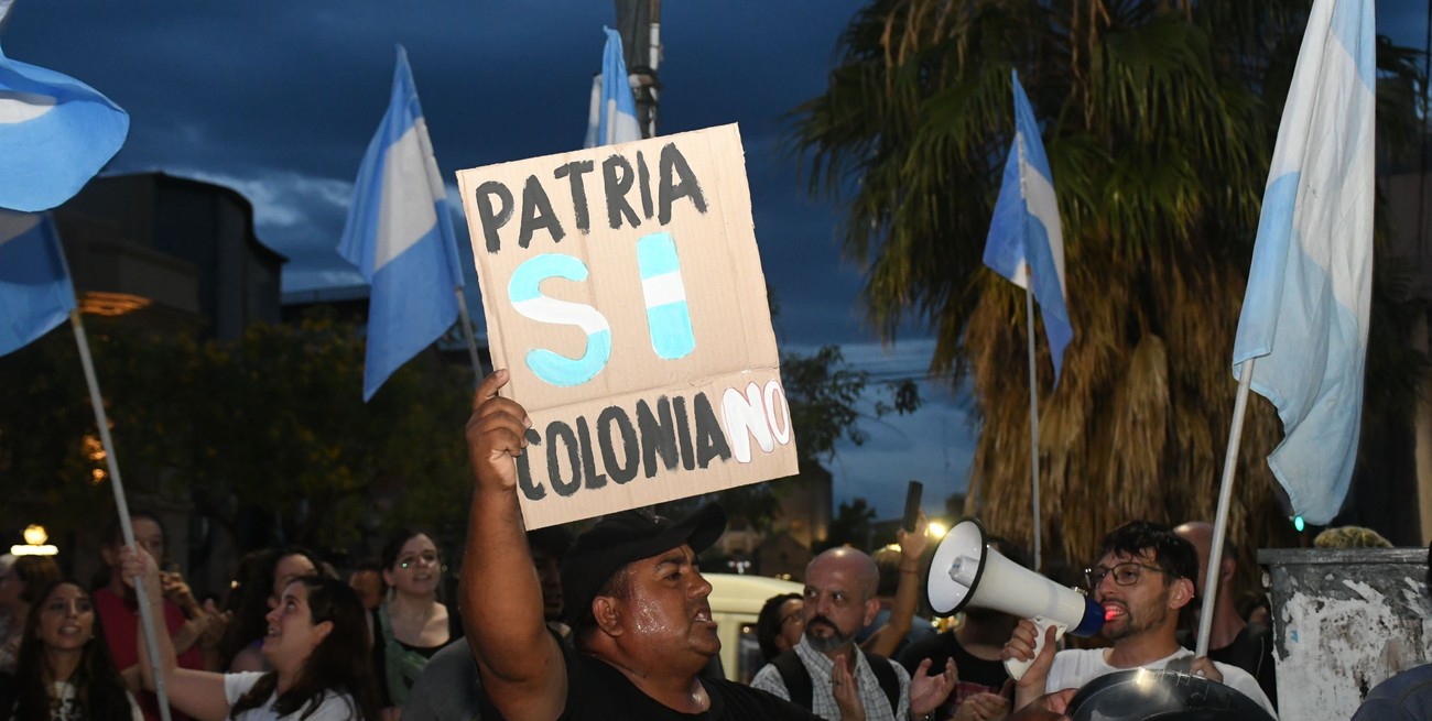 A 8 días de ser gobierno, Milei decretó la “desregulación de la economía”, generando reacciones de todo tipo, en el ámbito político y en la calle. Crédito: Manuel Fabatía