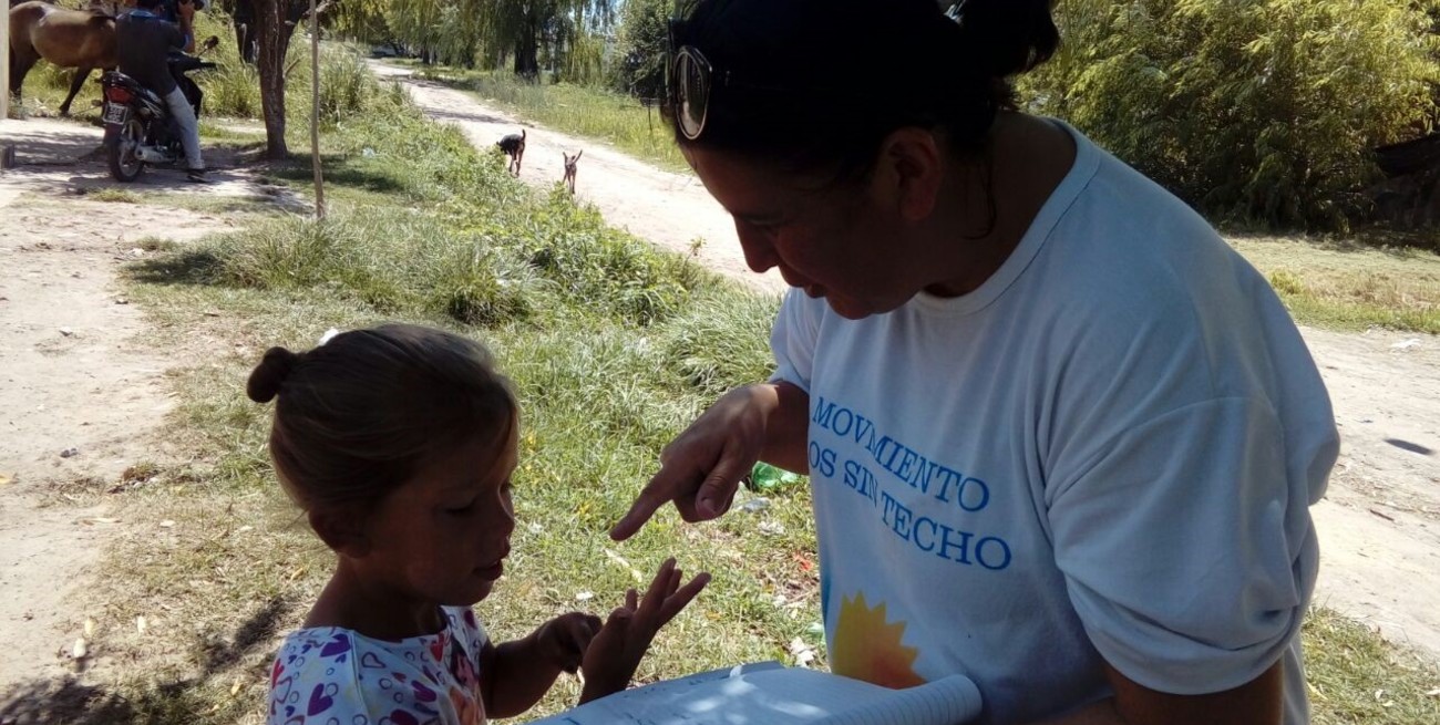 En los barrios hay que ir a buscar a los chicos para que vayan a las clases de apoyo y a las escuelas. Crédito: Gentileza
