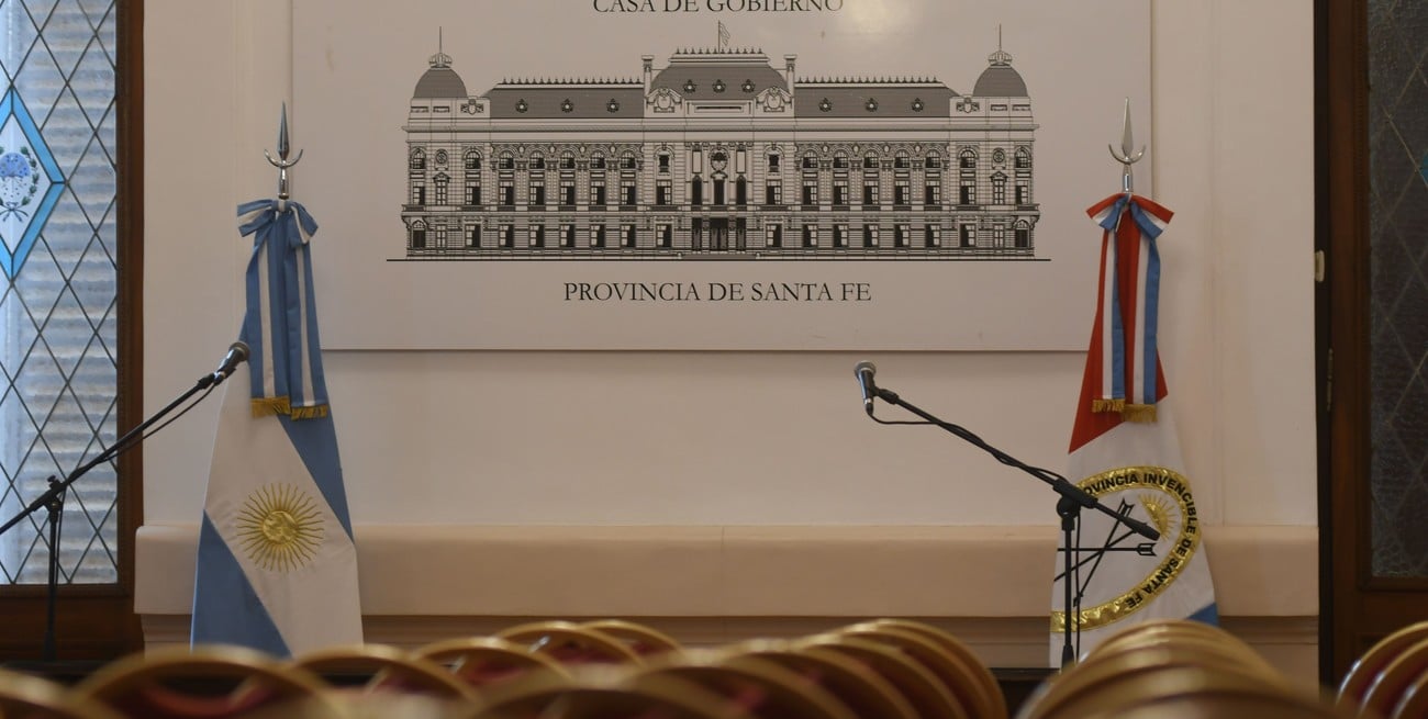 El decreto encomienda la elaboración de un listado de vehículos particulares pertenecientes a autoridades superiores y personal de gabinete que soliciten su inclusión. Crédito: Mauricio Garín