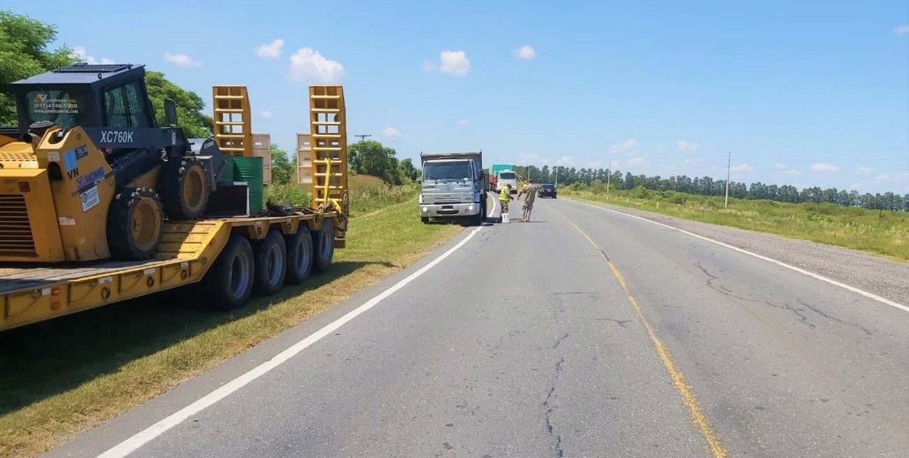 Dos equipos con operarios y maquinaria del Distrito 7° de Vialidad Nacional trabajan desde la primera semana del año en la reparación de la carpeta asfáltica. Crédito: Prensa VN