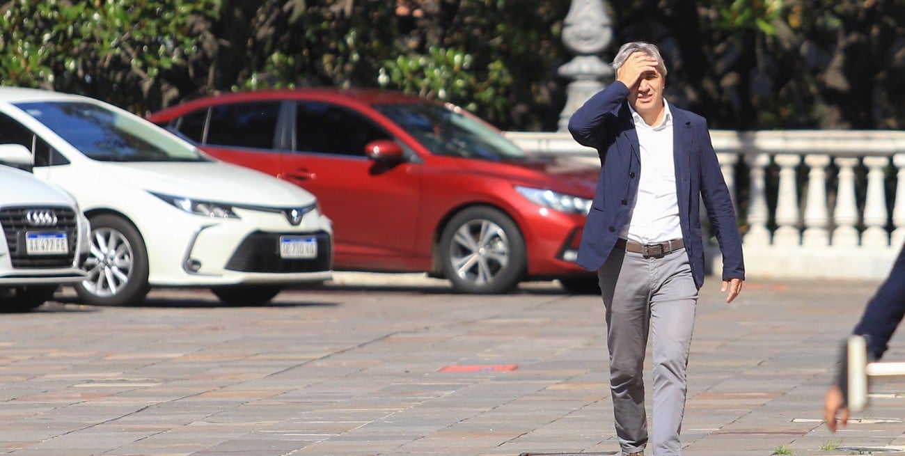 El ministro de Economía, Luis Caputo, al retirarse este lunes de la Casa Rosada, tras la reunión que mantuvo con los representantes del FMI. Crédito: NA.