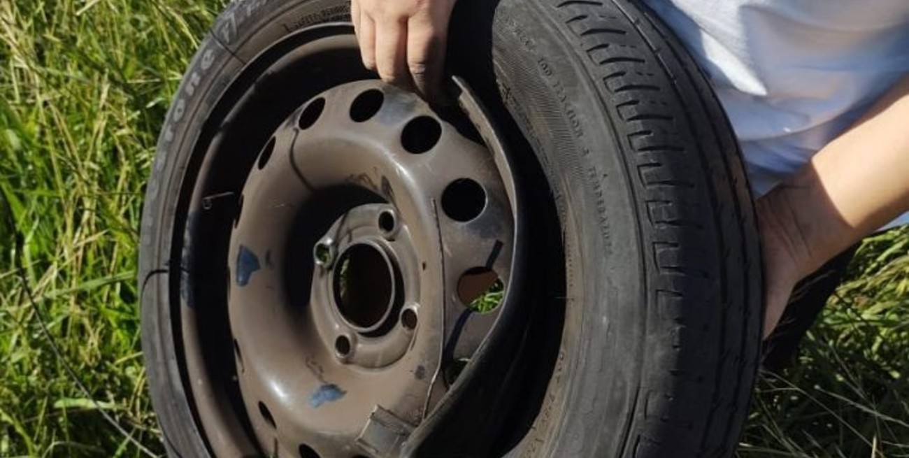 Un automovilista sufrió un grave percance a la altura de Gobernador Crespo, cuando no pudo esquivar uno de los baches que minaban la ruta 11. Crédito: Gentileza