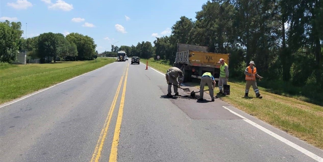 Una cuadrilla repara el asfalto a la altura del km 621 de Colonia Silva, al norte de la ciudad de San Justo. Crédito: Prensa VN