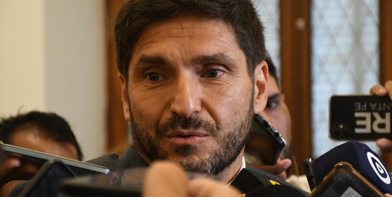 El gobernador Pullaro puso la firma en los cuatro decretos. Crédito: Manuel Fabatia