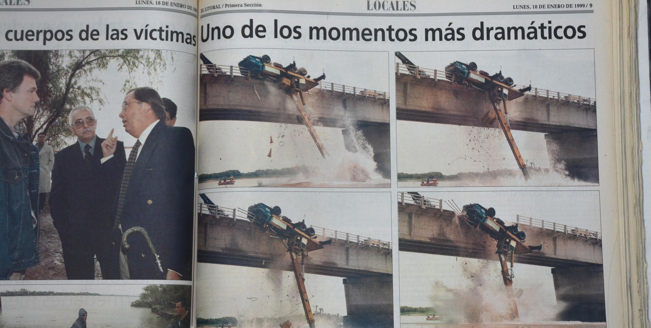 El lunes 18, el fotógrafo de El Litoral, Guillermo Di Salvatore, fue testigo del momento en que la grúa que sinchaba el micro cayó al agua. Crédito: Pablo Aguirre