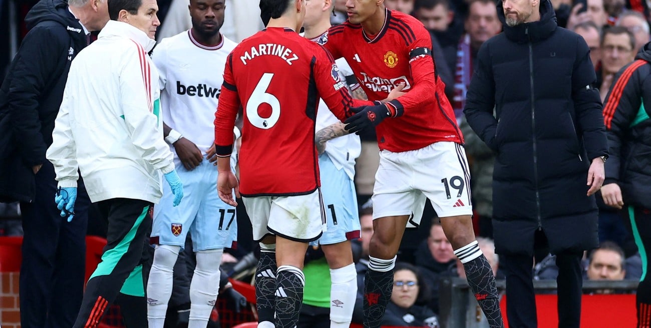 Varane compartió plantel con Lisandro Martínez. Créditos: REUTERS/Carl Recine.
