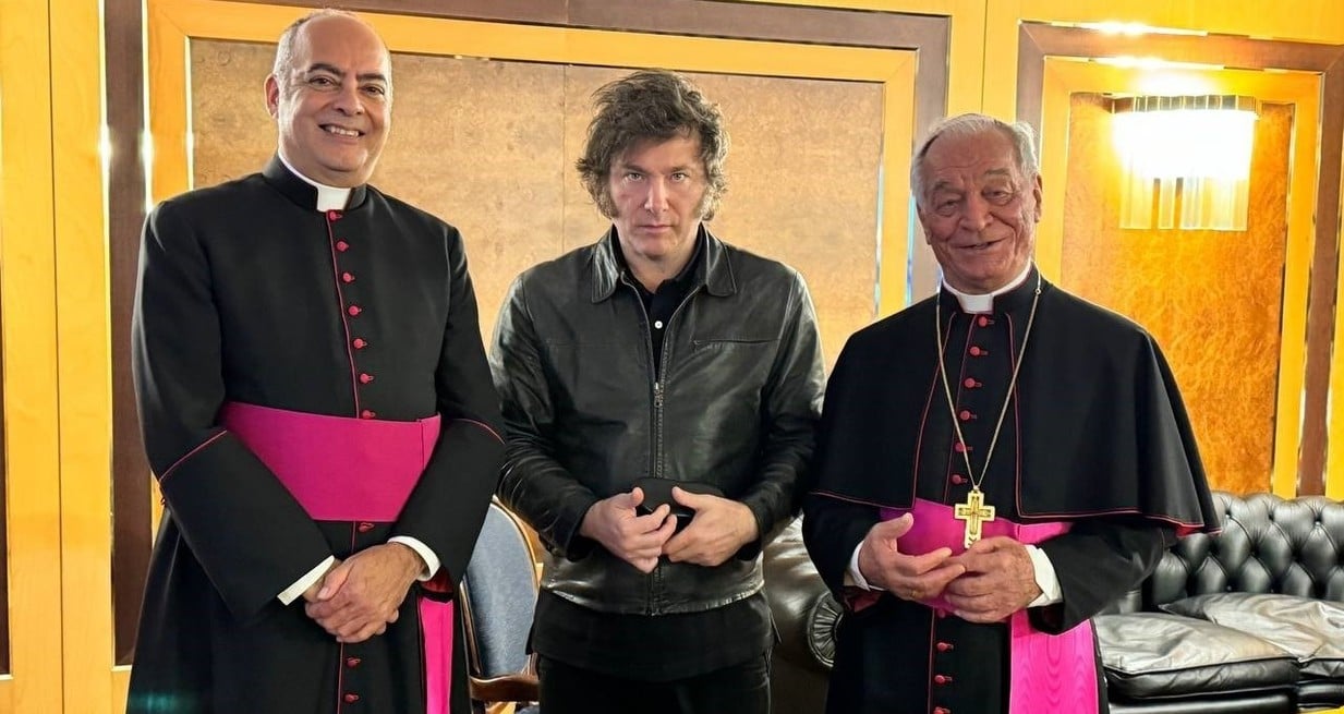 Milei en su primera fotografía al llegar este viernes a Roma, Italia.