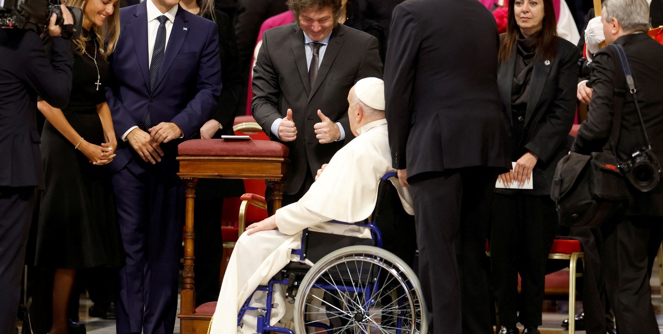El Presidente Javier Milei, junto a la comitiva argentina junto al Papa Francisco después de las celebraciones de canonización de María Antonia de Paz y Figueroa, en la Basílica de San Pedro en el Vaticano. Crédito: REUTERS / Remo Casilli.