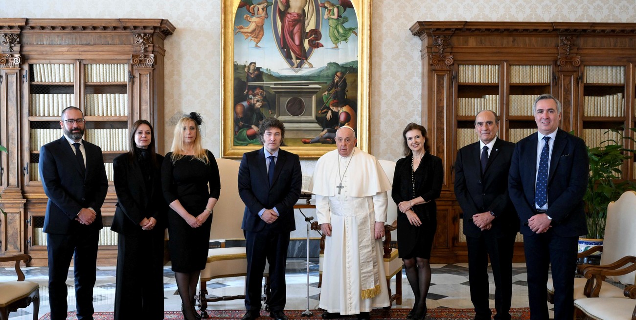 El Papa Francisco dialogó durante más de una hora con el presidente argentino Javier Milei, y luego saludó a la comitiva presidencial de la Argentina Foto: Prensa El Vaticano.