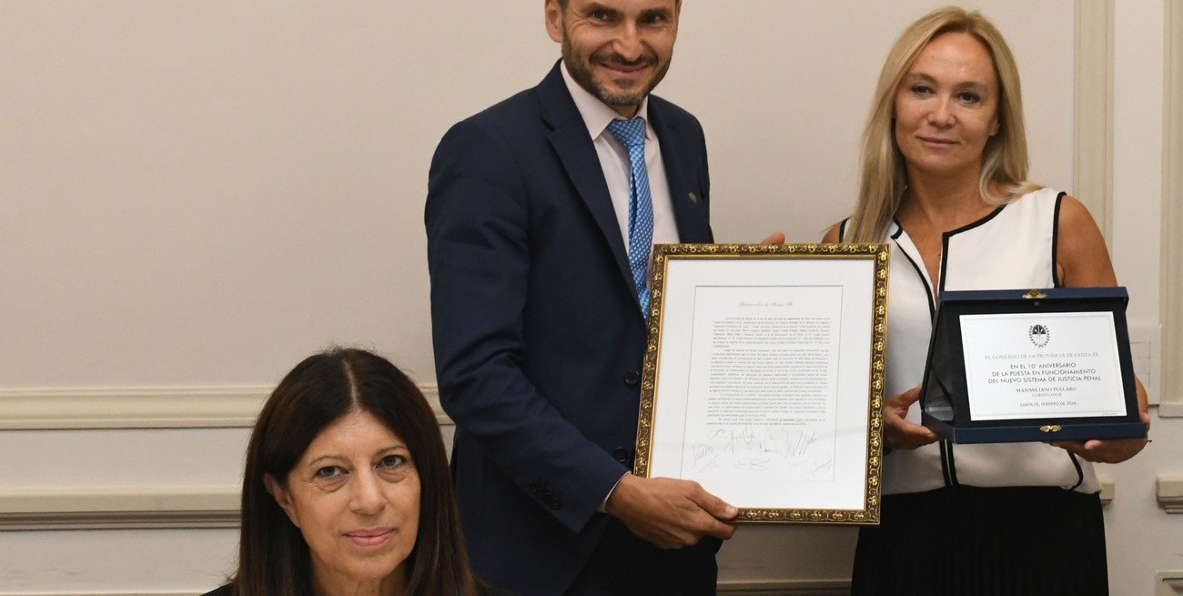Durante el encuentro, hubo un momento de camaradería en el cual se hicieron entrega de cuadros y plaquetas conmemorativas. Crédito: Mauricio Garín