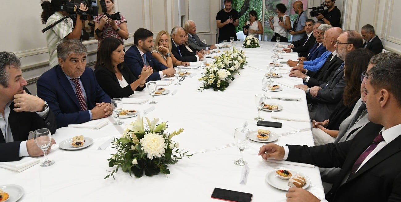 Una veintena de funcionarios de primerísima línea de los tres poderes del Estado se sentaron a la mesa de la sala de reuniones de la Fiscalía General. Crédito: Mauricio Garín