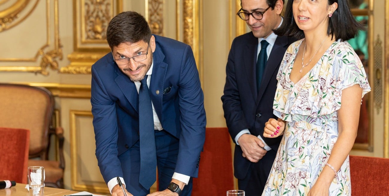 El momento de la firma del acuerdo por parte del gobernador santafesino, delante del canciller Séjourné y la directora de la AFD en Argentina, Lorena Chara. Foto: Gentileza
