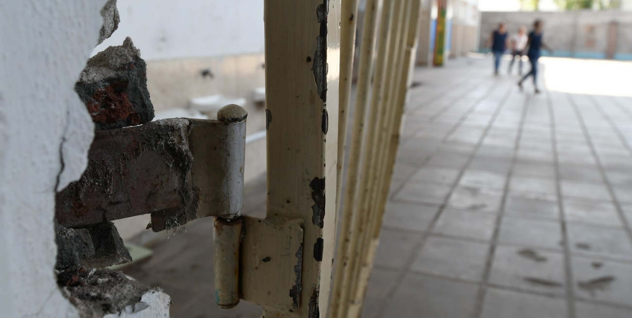La reja del comedor de la escuela Santa Rosa de Lima fue violentada en el último de cuatro hechos delictivos que sufrió la institución en 6 días. Crédito: Mauricio Garín