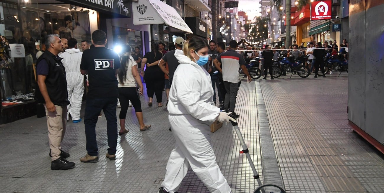 Peritos de la División Criminalística de la PDI y policías que acordonaron el local ubicado en peatonal San Martín casi Eva Perón. Foto: Pablo Aguirre