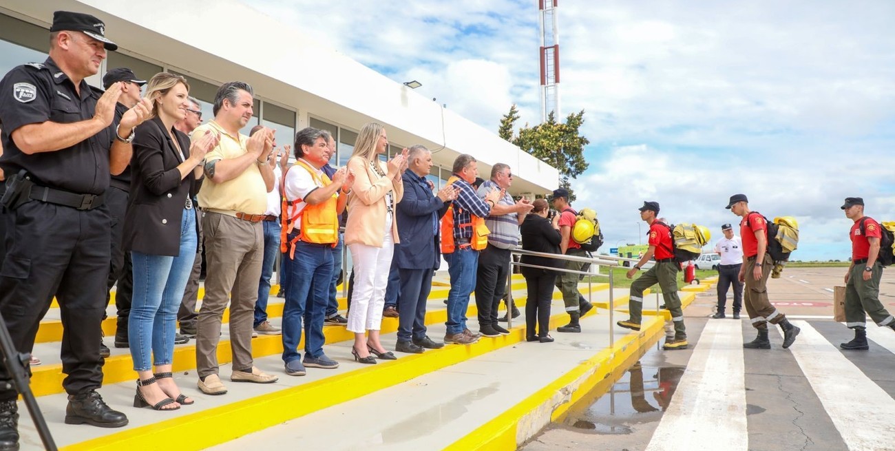 El secretario de Protección Civil Marcos Escajadillo destacó la colaboración de la Federación Santafesina de Bomberos y de Protección Civil y el apoyo de la Fuerza Aérea que nos facilitó el desplazamiento. FOTO: Prensa Gobierno