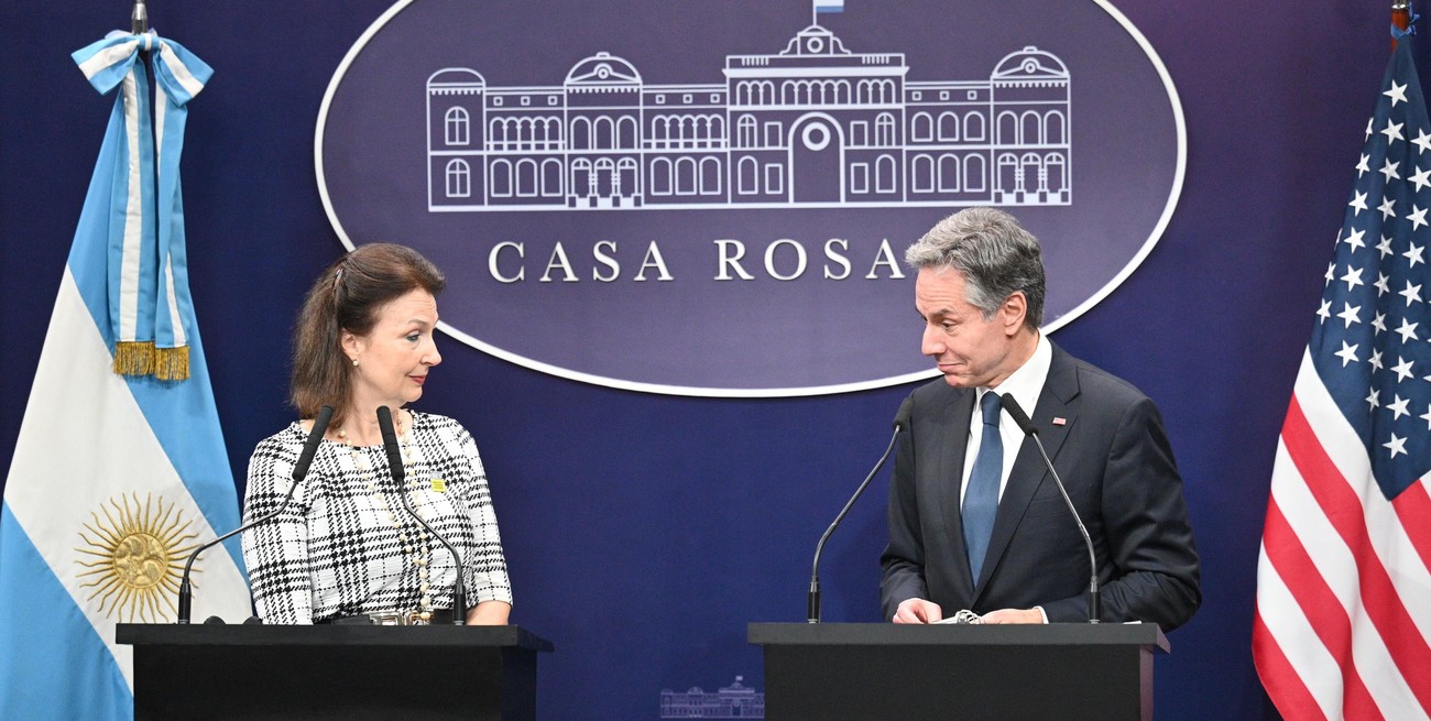 Luego de reunirse con Milei en Casa Rosada, la ministra Diana Mondino participó de una conferencia de prensa junto al secretario de Estado de Estados Unidos, Antony Blinken. FOTO: Agencia Télam