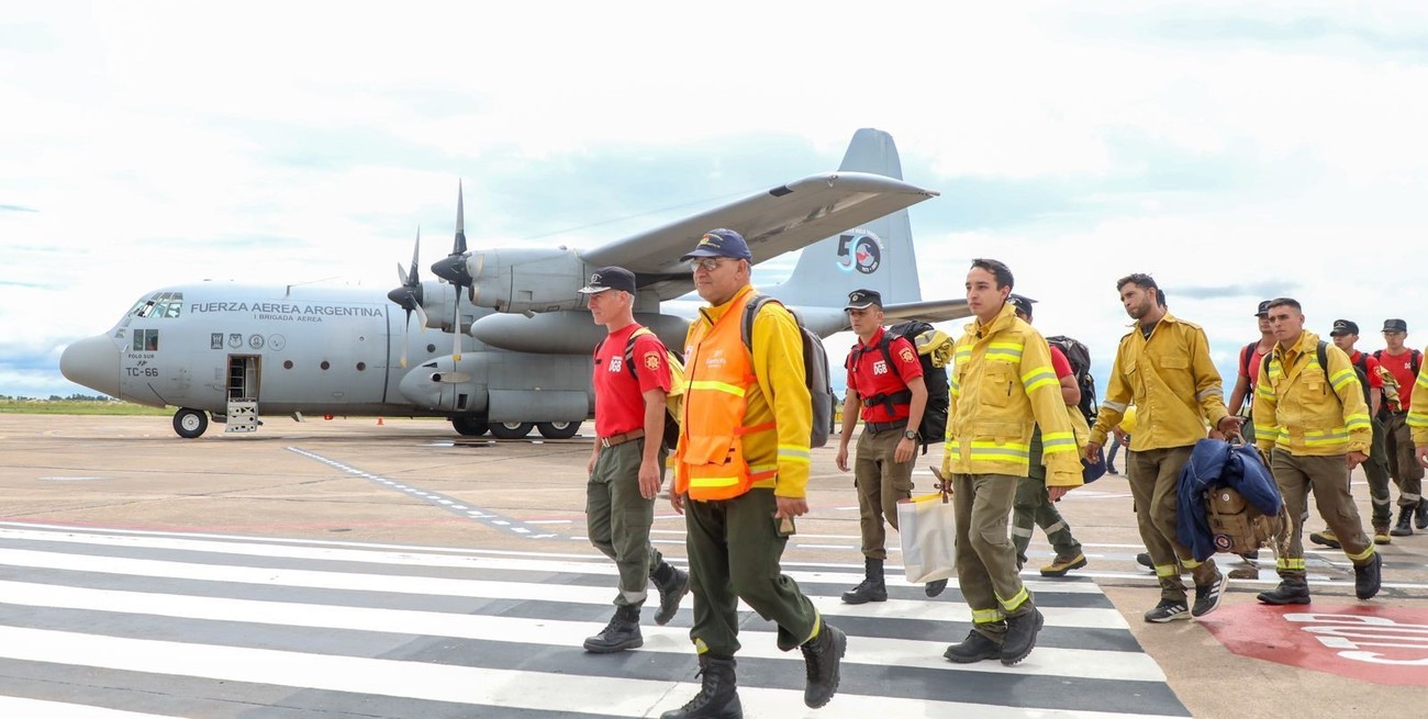 Un avión Hércules de la Fuerza Aérea Argentina trajo devuelta a los 45 integrantes de la Brigada Forestal de Santa Fe. FOTO: Prensa Gobierno