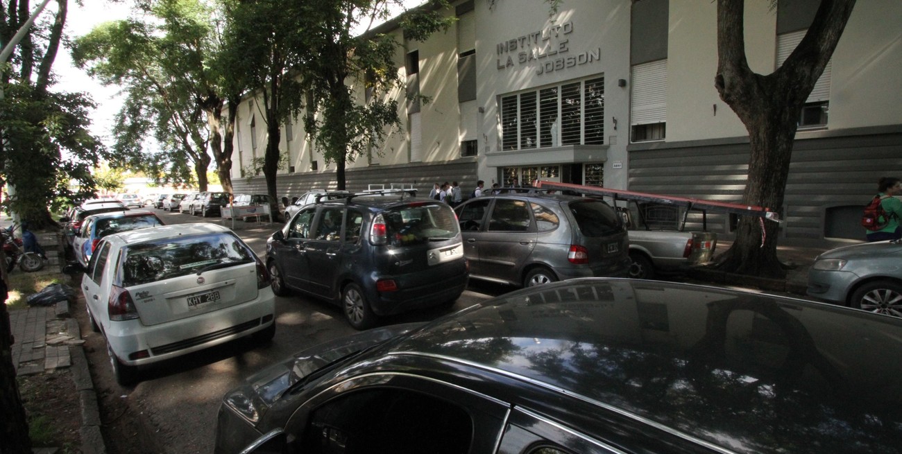 Las calles de barrio Candioti también se convulsionaron este lunes con el inicio de clases en el Colegio La Salle. Foto: Guillermo Di Salvatore