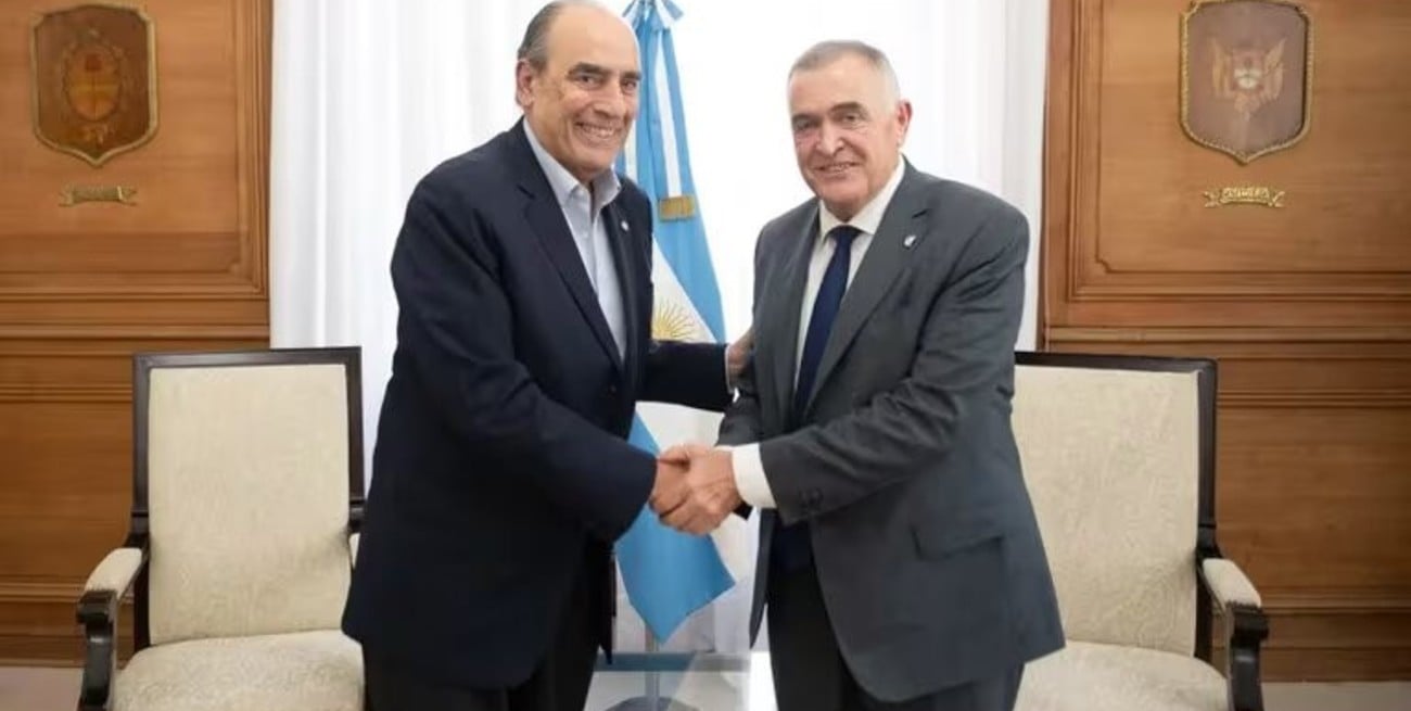 El ministro de Interior, Guillermo Francos, junto al gobernador de Tucumán, Osvaldo Jaldo, en ocasión de un encuentro para reafirmar el apoyo de la provincia norteña al proyecto de ley ómnibus que Milei envió al Congreso.