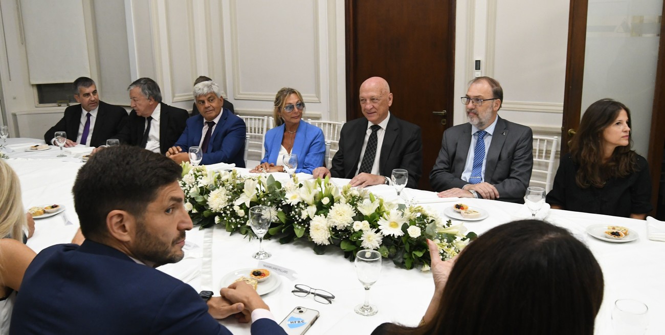 Sentada frente al gobernador Pullaro y a la izquierda del exgobernador Bonfatti, Balangione asistió a un desayuno de trabajo en el MPA. Foto: Mauricio Garín