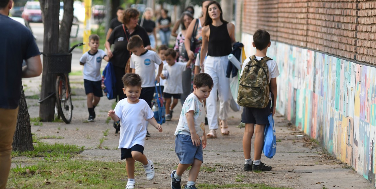 Acompañados por sus familias, los niños volvieron a las escuelas. Crédito: Flavio Raina