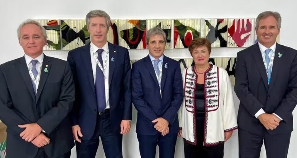 El equipo económico argentino, encabezado por el ministro Luis Caputo, se reunió con la titular del FMI, Kristalina Georgieva.