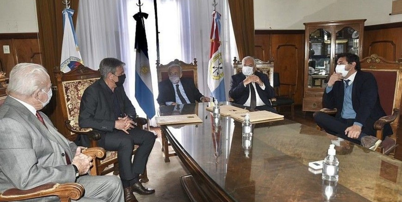 Durante la intendencia de Emilio Jatón, Maiarota (der.) ocupó el cargo de Fiscal Municipal. La imagen es de septiembre de 2021, durante la pandemia. Foto: Archivo El Litoral