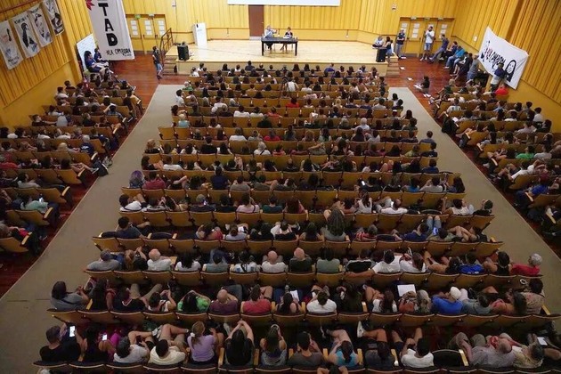 “Busca que los trabajadores y trabajadoras adentro del mundo formal se enfrenten con los informales", analizó ante la militancia kirchnerista.