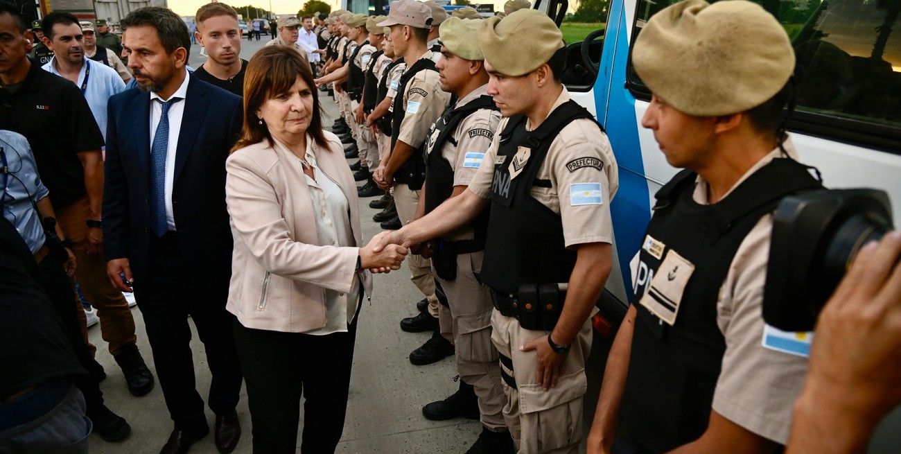 La ministra Bullrich recibió a los efectivos de las fuerzas federales a la ciudad de Rosario, en medio de la escalada de violencia narco. Foto: Marcelo Manera