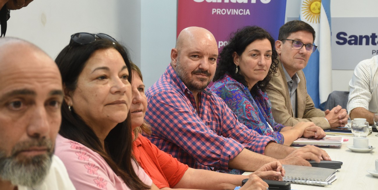 En la mesa de negociación estuvieron, además de las autoridades provinciales, referentes de los gremios UDA, Amet, Amsafe y Sadop. Foto: Luis Cetraro