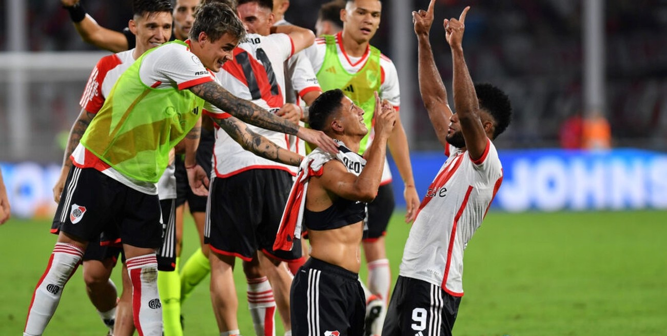 Aliendro festejando su gol con los compañeros.