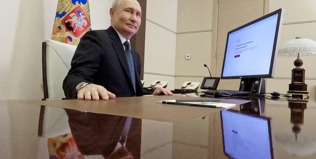 Russian President Vladimir Putin votes online in the presidential election at the Novo-Ogaryovo state residence outside Moscow, Russia March 15, 2024. Sputnik/Mikhail Metzel/Pool via REUTERS ATTENTION EDITORS - THIS IMAGE WAS PROVIDED BY A THIRD PARTY.