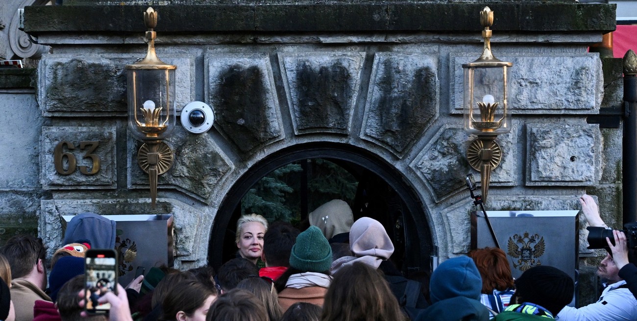 Navalnaya recibió el apoyo de cientos de personas que la acompañaron a votar este domingo Foto: REUTERS / Annegret Hilse.