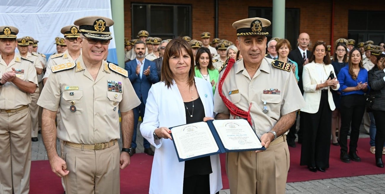 El nuevo Suboficial Encargado General, Roberto Ortiz, recibió el cordón y el distintivo del cargo. Foto: Prensa PNA