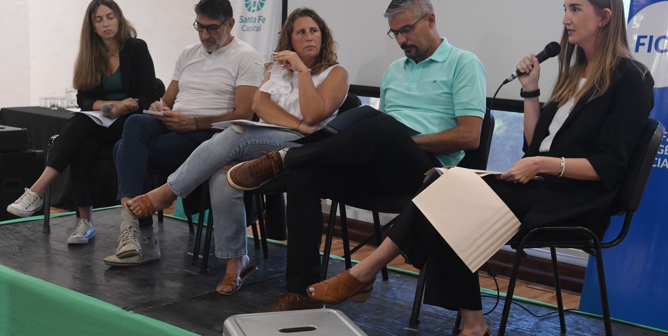 De izquierda a derecha Candela Pietropaolo (artista), Carlos Ramonell (geólogo), Verónica Williner (bióloga), Hugo Ramos (historiador) y Lucía Stubrin (profesora). Foto: Luis Cetraro