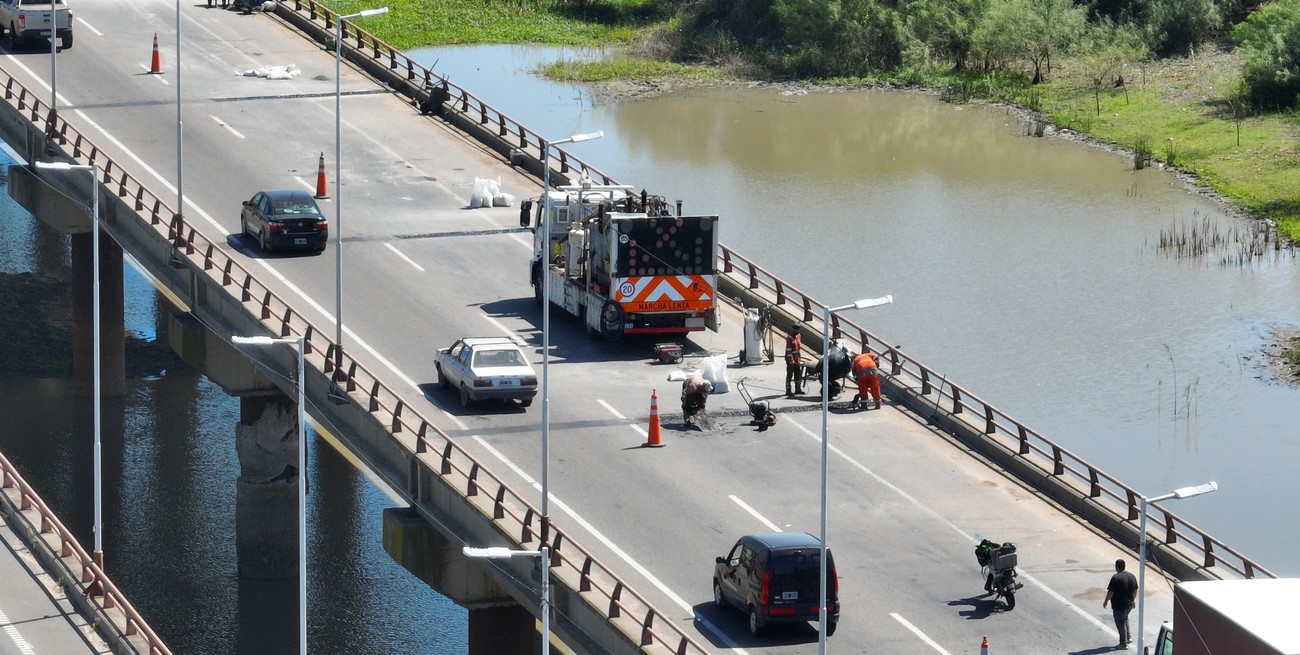 Vialidad Provincial realizaba en horario nocturno las tareas de mantenimiento sobre el puente del río Salado que cruza la autopista. Foto: Fernando Nicola