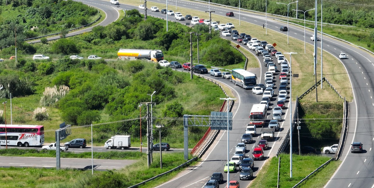 Se generaron importantes inconvenientes y hubo largas colas para ingresar a la ciudad de Santa Fe por autopista. Foto: Fernando Nicola