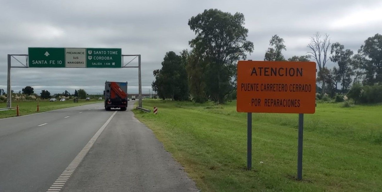 VN reemplazó y reforzó la cartelería indicativa del cierre al tránsito de Puente Carretero por reparaciones en los diversos accesos a Santo Tomé y Santa Fe. Foto: Prensa DNV