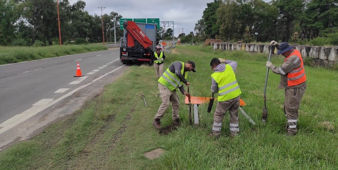 Los operarios de Vialidad debieron reemplazar y agregar nueva cartelería informativa para los viajantes. Foto: prensa DNV