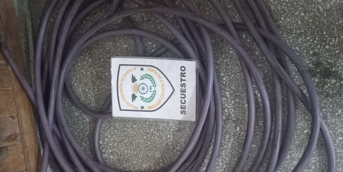 UN rollo de cable negro fue hallado en poder del detenido el jueves por la tarde, en las inmediaciones del puente Oroño. Foto: Prensa Ministerio de Seguridad