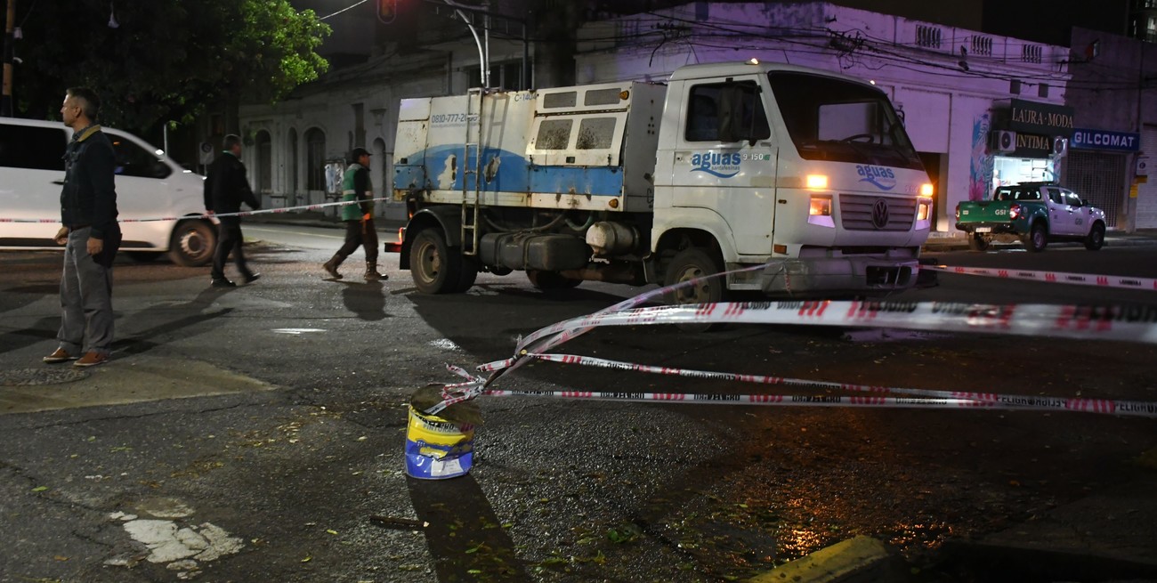 Una cuadrilla de ASSA trabajaba en el lugar para determinar el origen de la fisura. Foto: Manuel Fabatia