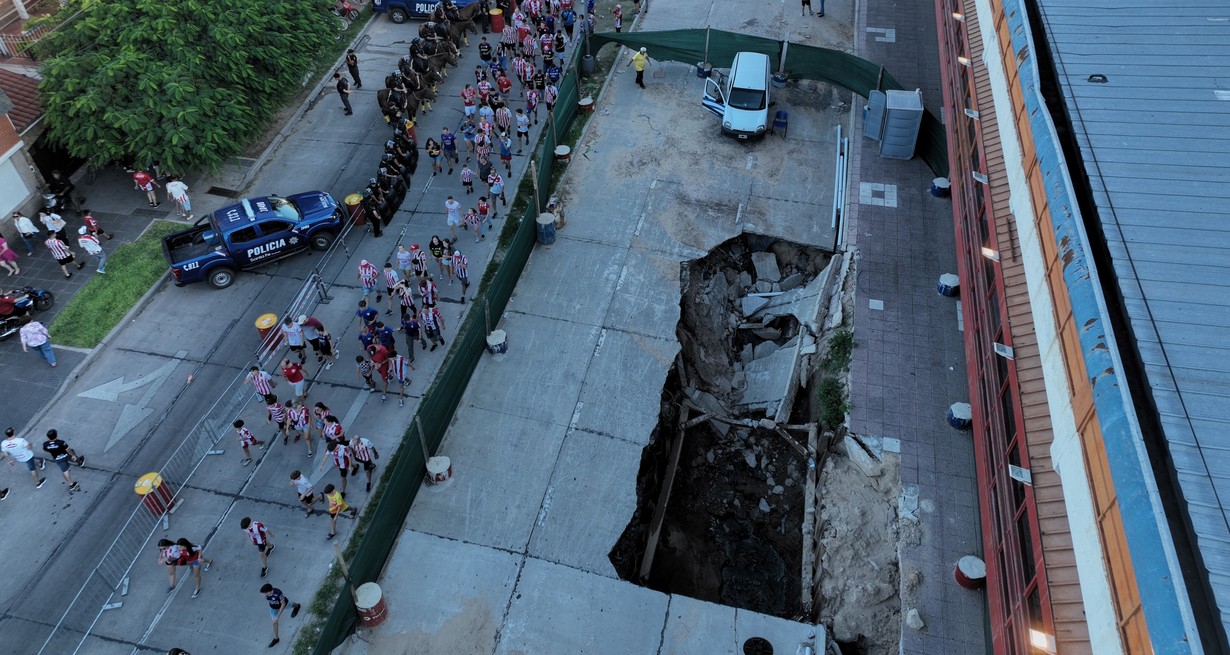 Este viernes, la empresa que se ocupará del hundimiento frente al Club Unión tomó posesión de la obra que se extenderá por 4 ó 5 meses, se aseguró desde Assa. Crédito: Fernando Nicola