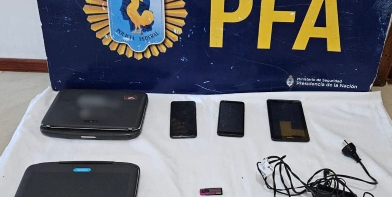 La labor policial permitió el secuestro de dos netbooks, dos teléfonos celulares, una tablet y demás elementos de interés para la causa. Foto: Prensa PFA