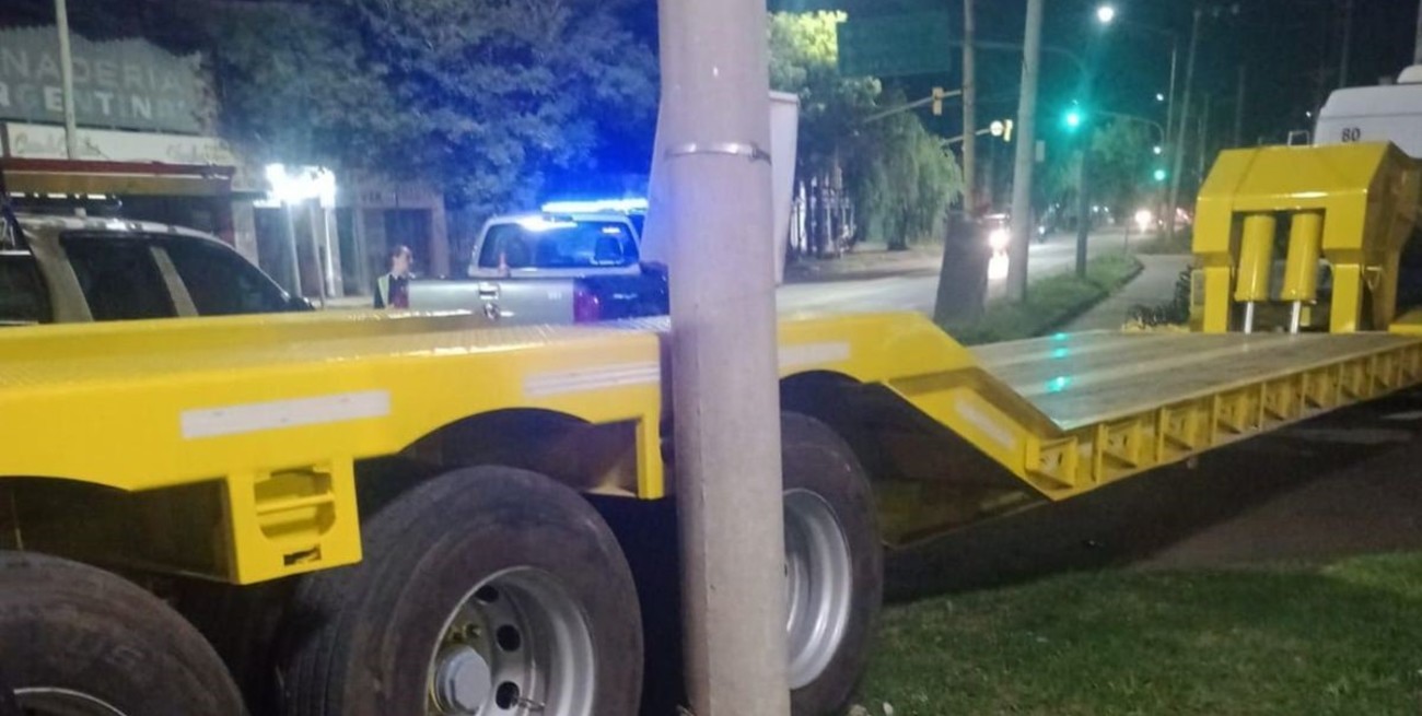 Un camión chocó con un transformador de la EPE en avenida Luján y Ruta 19 de Santo Tomé.