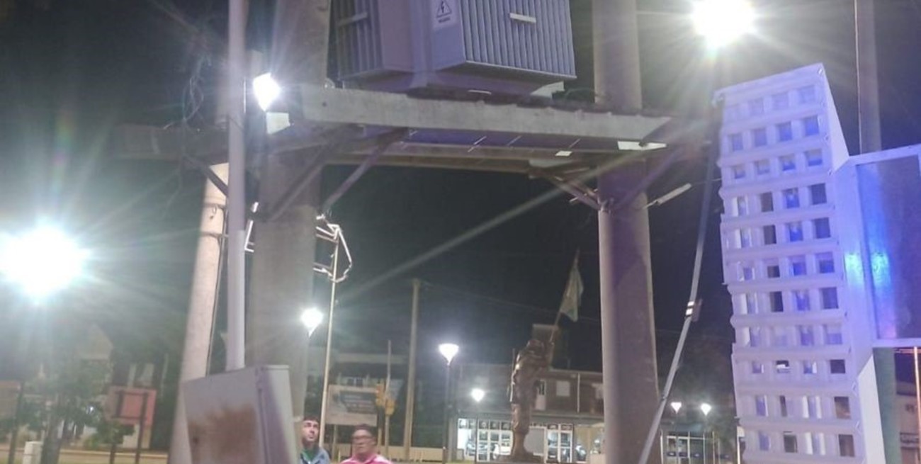 UN camión chocó con un transformador de la EPE en avenida Luján y Ruta 19 de Santo Tomé.