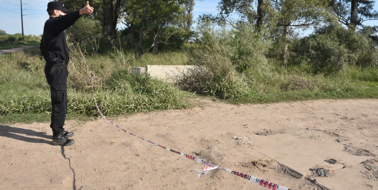 El cadáver fue hallado el 7 de abril de 2021 en un zanjón de calle Juan Bautista Alberdi, casi en la intersección con Chubut. Foto: Guillermo Di Salvatore