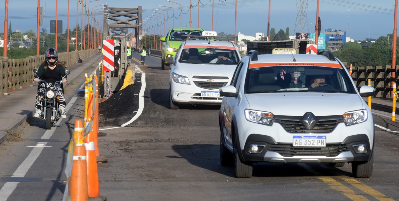 Los vehículos deben presentar los papeles necesarios para cruzar el Carretero.