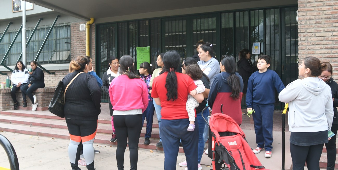 "Una broma", así calificó una madre el mensaje que partió de un grupo de niños de cuarto grado y que significó la perdida de un día de clases. Foto: Flavio Raina