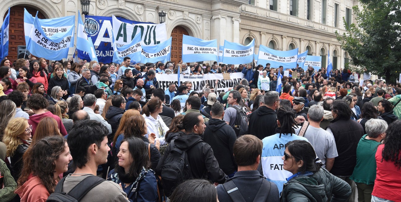 Nutrida asistencia a la manifestación de este jueves sobre la explanada del Rectorado de la UNL. Foto: Guillermo Di Salvatore.